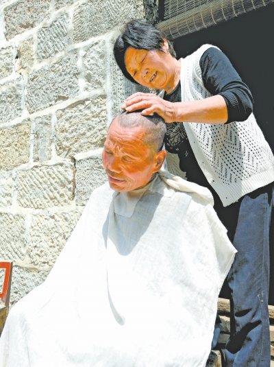 為了照顧兩個(gè)小叔，馬英專門(mén)學(xué)會(huì)了理發(fā)。