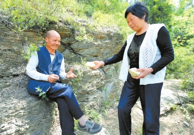5月5日，馬英為上山放牛的劉五送干糧。