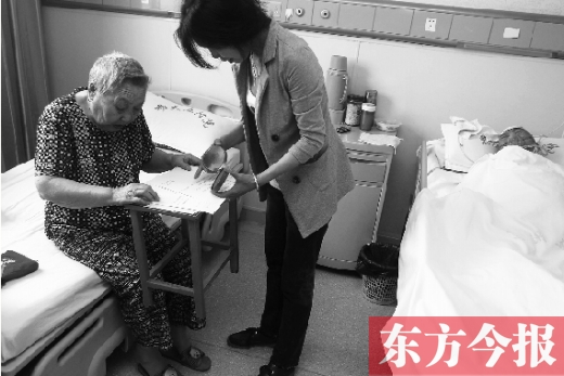 昨日，鄭大五附院二號樓住院部，馬老太寫下委托書，并簽字摁指印委托女兒代理為昏迷老伴解鎖取錢