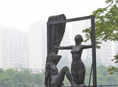 近日，省會(huì)霧霾，東風(fēng)渠旁的一組雕塑似乎在訴說(shuō)著鄭州人的期望——推開(kāi)窗戶，盡情呼吸。