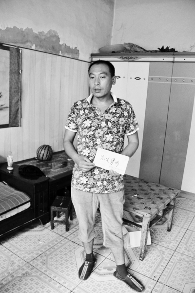 采建新拿的信封里，是南京警方送來的獎金。