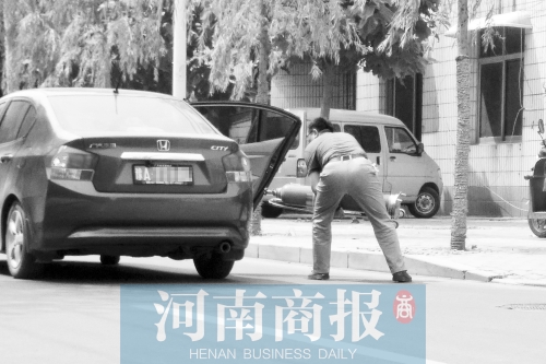 鄭州西區(qū)一氧氣廠門前，有人充氣后，將氧氣瓶裝上私家車運(yùn)走