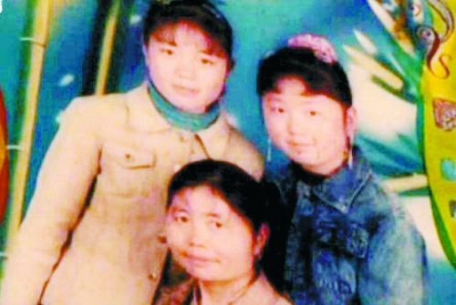 兩個(gè)女兒已長(zhǎng)大成人,妻子也已歸來(lái),這個(gè)分離12年的家庭,離幸福越來(lái)越近(翻拍)。