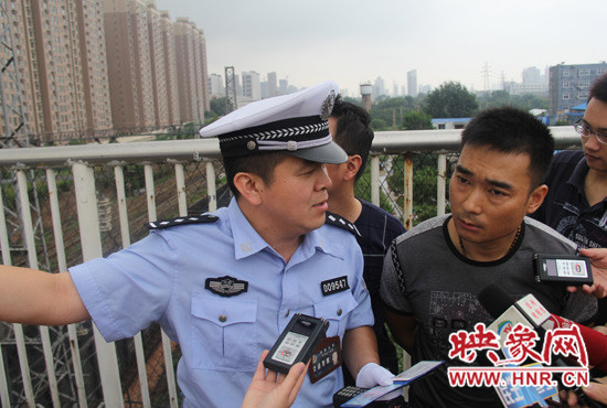 鄭州三大隊市交警正在向一位司機(jī)解釋黃標(biāo)車限行政策