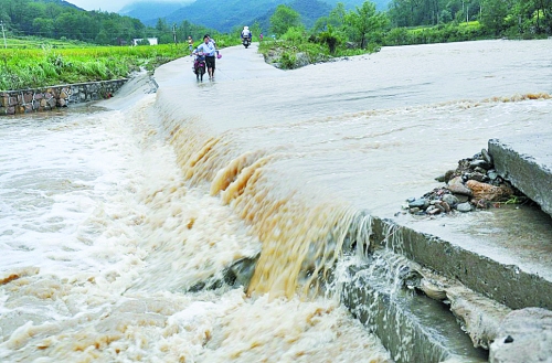 短時(shí)強(qiáng)降雨攜帶泥土、沙石、樹木等造成災(zāi)害