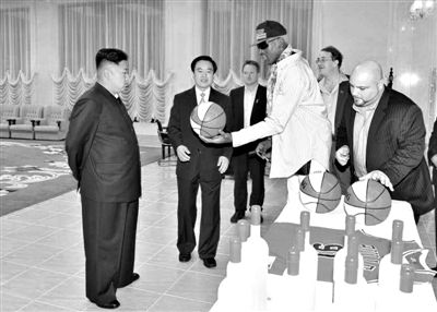 平壤，朝鮮最高領(lǐng)導(dǎo)人金正恩接待再次來訪的美國籃球明星羅德曼。