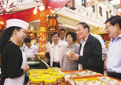9月6日，王岐山在天津南市食品街調(diào)研，在月餅柜臺前，詢問中央關(guān)于中秋國慶嚴(yán)禁公款送禮的規(guī)定發(fā)布后的銷售情況。新華社記者 李學(xué)仁 攝