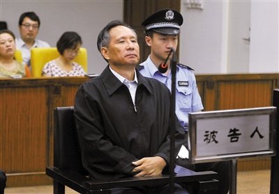 9月10日，北京市第二中級(jí)人民法院，張曙光在庭審中。
