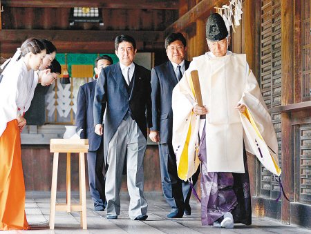 2011年8月15日安倍晉三等人參拜靖國神社。