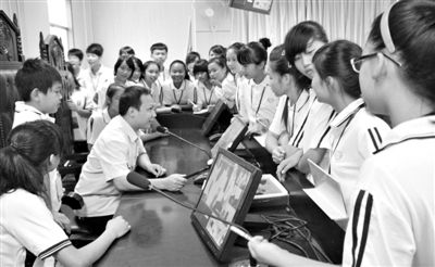 2013年5月30日，結(jié)合當(dāng)前國內(nèi)民眾普遍關(guān)注的“校長開房”、“強奸猥褻”等事件，廣西上思縣人民法院邀請中小學(xué)生到法院觀摩案件的庭審，提高他們的守法、維權(quán)意識。圖/IC