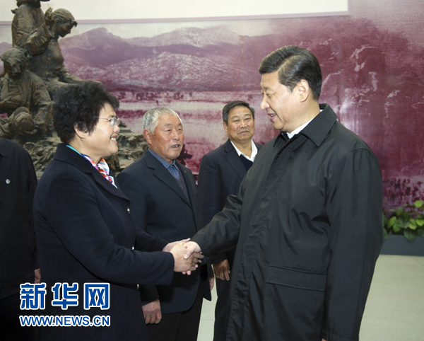 25日上午，習(xí)近平在臨沂華東革命烈士陵園參觀沂蒙精神展并會(huì)見當(dāng)?shù)叵冗M(jìn)模范和當(dāng)年支前模范后代代表。