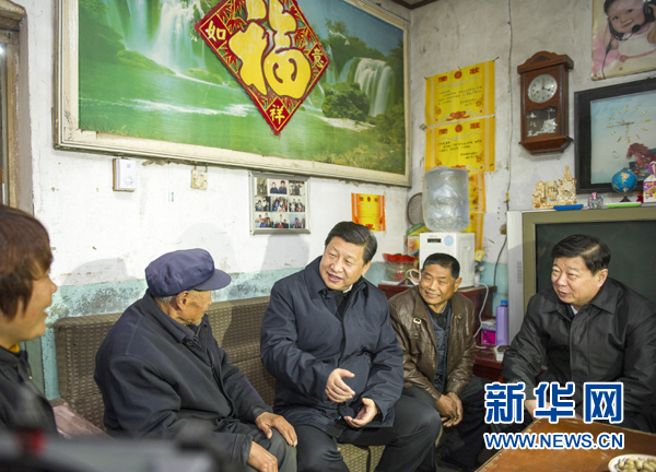 25日下午，習(xí)近平在地處沂蒙老區(qū)的臨沭縣曹莊鎮(zhèn)朱村看望83歲的“老支前”王克昌。