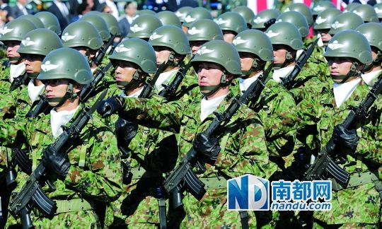 10月27日，日本自衛(wèi)隊舉行閱兵儀式