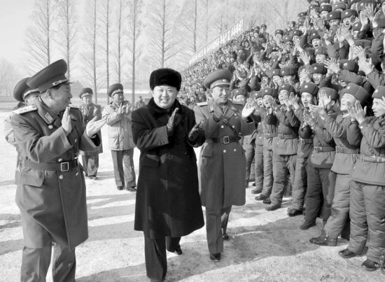 24日，金正恩視察前線部隊。
