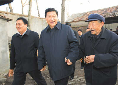 11月25日，習(xí)近平在地處沂蒙老區(qū)的臨沭縣曹莊鎮(zhèn)朱村，親切地拉著83歲的“老支前”王克昌的手。