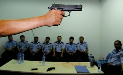 在一堂槍械教學(xué)課上，教官向參訓(xùn)民警們講解警用手槍的特點和正確握姿。記者 董世彪 攝