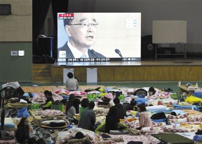 27日，韓國珍島，“歲月”號(hào)客輪乘客家屬在體育館觀看總理鄭烘原辭職新聞。當(dāng)日，鄭烘原召開緊急發(fā)布會(huì)，表示對(duì)韓國“歲月”號(hào)沉船事件負(fù)責(zé)，宣布引咎辭職。