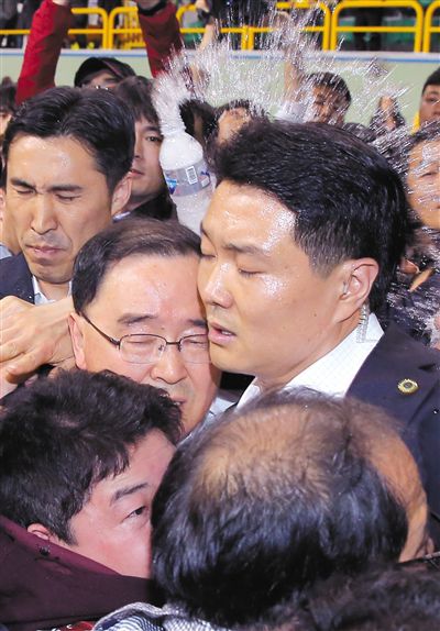 17日，鄭烘原（中）會(huì)見乘客家屬時(shí)，遭到家屬辱罵、潑水。
