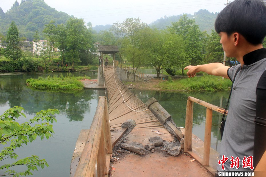5月2日，一名目擊者正在介紹鳳凰吊橋事發(fā)情景。