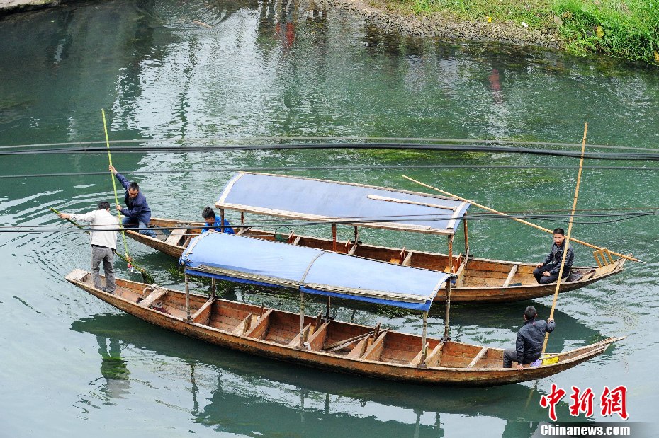 5月2日，鳳凰縣搜尋人員仍在沱江下游搜尋。