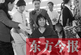 坐在輪椅上的，就是為兒子捐出肝、腎的母親潘大想