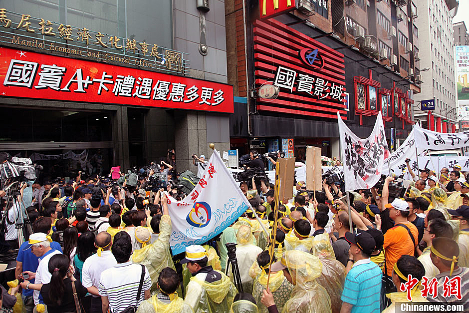 5月13日下午，屏東縣數(shù)百漁民北上臺北，冒雨在馬尼拉經(jīng)濟文化辦事處前抗議，要求菲律賓政府為攻擊臺漁船