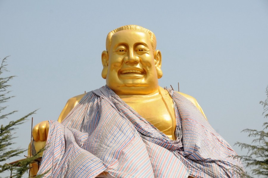 圖位此前的4月26日，“佛像”上出現(xiàn)帆布，最終，工作人員將帆布蓋在“佛像”頭像上。