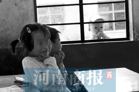 她不止一次說想去上學(xué)，而更多的時候，她是站在教室外面，眼巴巴地看著里面的小朋友