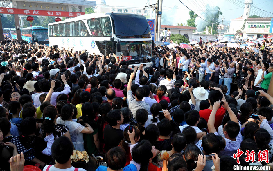 6月5日，一年一度的毛坦廠鎮(zhèn)“送考節(jié)”到來，70輛大巴車護送毛坦廠中學萬名考生安全赴考。