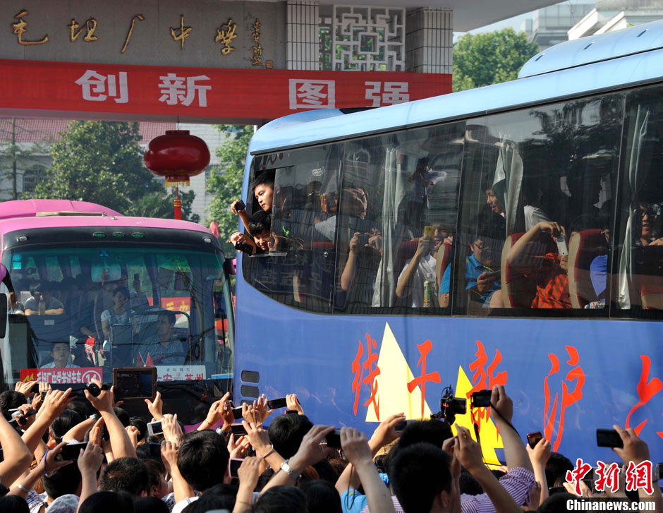 6月5日，一年一度的毛坦廠鎮(zhèn)“送考節(jié)”到來，70輛大巴車護送毛坦廠中學萬名考生安全赴考。