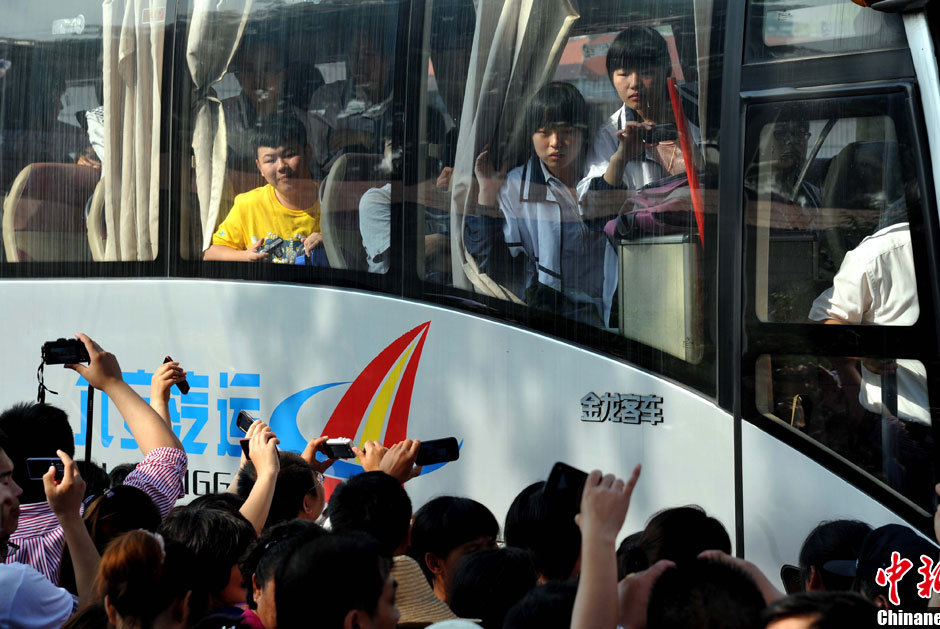 6月5日，一年一度的毛坦廠鎮(zhèn)“送考節(jié)”到來，70輛大巴車護送毛坦廠中學萬名考生安全赴考。