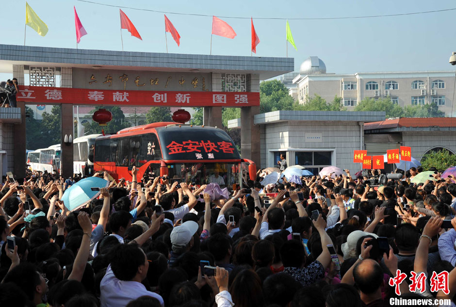 6月5日，一年一度的毛坦廠鎮(zhèn)“送考節(jié)”到來，70輛大巴車護送毛坦廠中學萬名考生安全赴考。