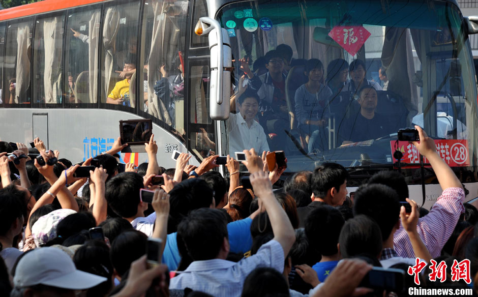 6月5日，一年一度的毛坦廠鎮(zhèn)“送考節(jié)”到來，70輛大巴車護送毛坦廠中學萬名考生安全赴考