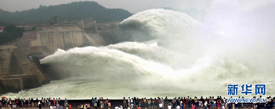　　6月22日，大批游客聚集在黃河小浪底出水口前觀看巨瀑飛瀉的景觀。