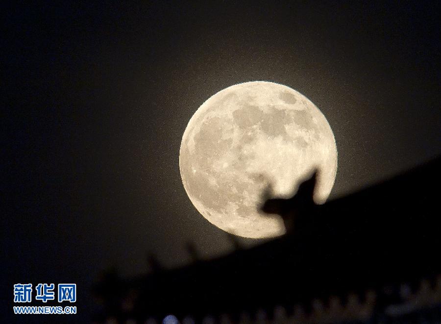 6月23日晚，在北京故宮角樓附近拍攝的圓月。