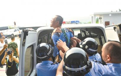 6月19日，安岳縣看守所，押赴刑場的一刻，劉明（化名）跳起來托付親友照顧好父母。吳小川 攝