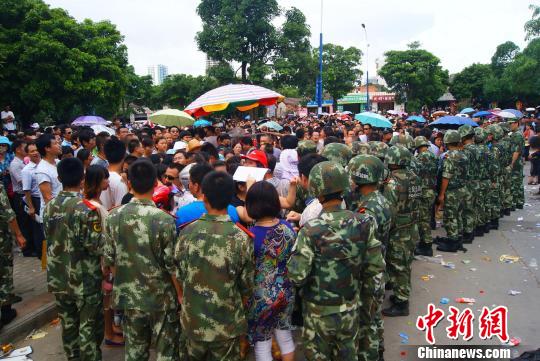 7月9日，聚集在中國人民銀行北海市中心支行的外地民眾越來越多，當(dāng)?shù)毓俜讲坏貌怀鰟?dòng)大批邊防、武警前往維
