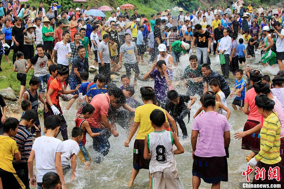 圖為7月9日，村民在小河里摸魚搶魚。譚凱興 攝