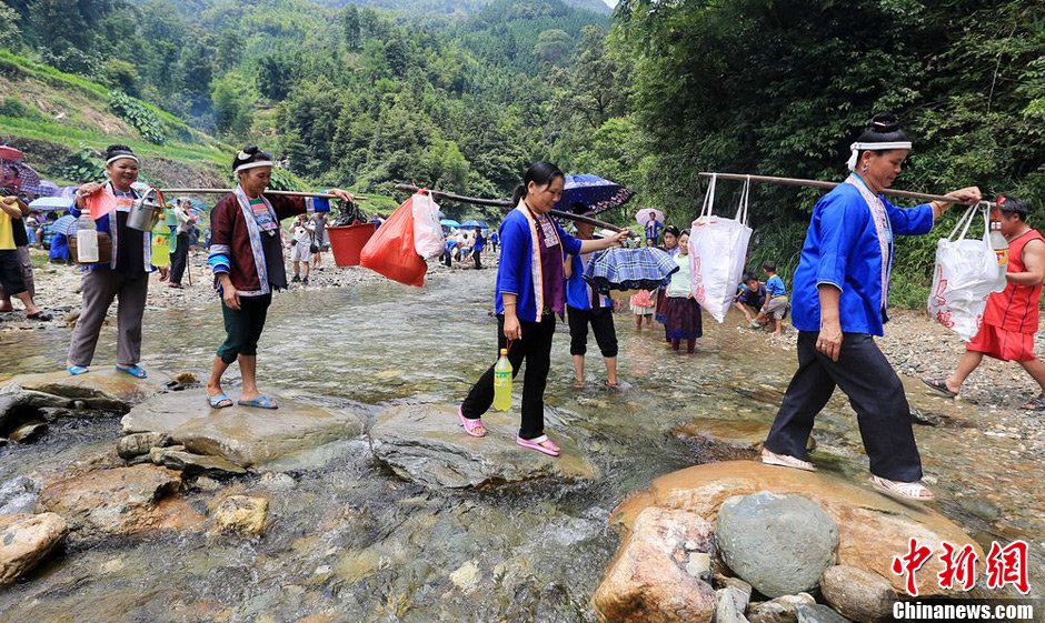 7月9日，一年一度的鬧魚節(jié)在廣西融水苗族自治縣白云鄉(xiāng)保江村舉行，附近村屯的居民前往集會地參加節(jié)日活動