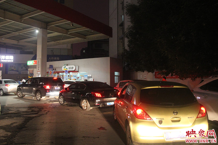 加油站內(nèi)，車主們正在正待為愛車加油