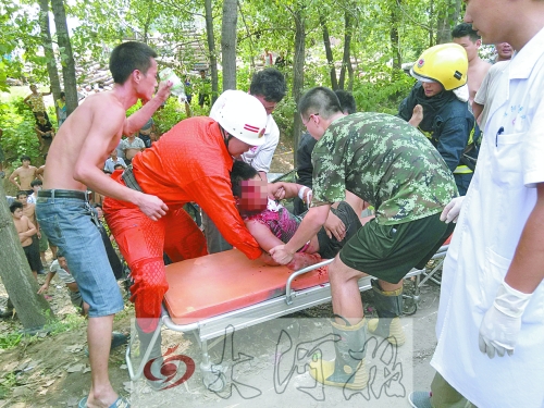 安徽轎車(chē)墜下周口國(guó)道撞樹(shù)遭“腰斬”