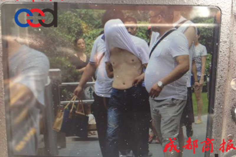 圖為事發(fā)現(xiàn)場，嫌疑人被警方控制。