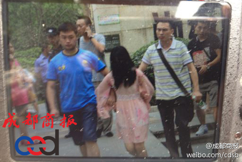 圖為事發(fā)現(xiàn)場，嫌疑人被警方控制。