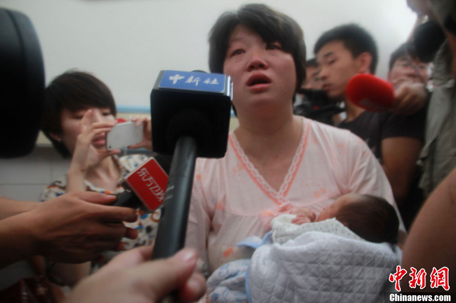 圖為獲救嬰兒母親接受中新社記者采訪。張一辰 攝