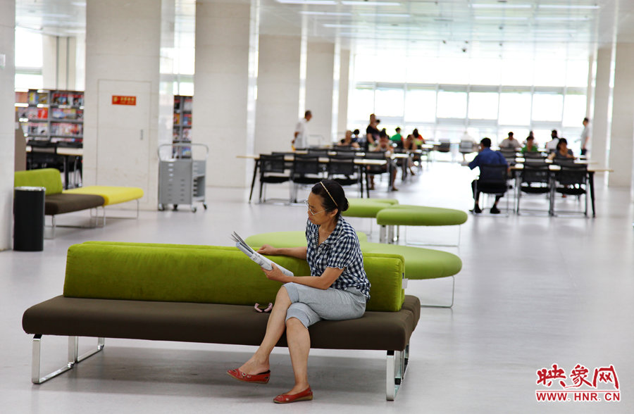 早上十點左右，已經(jīng)有不少讀者來管內(nèi)看書了。