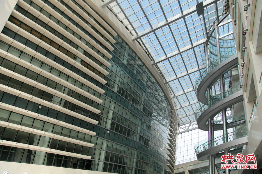 “全景天窗”帶來充足的自然光。