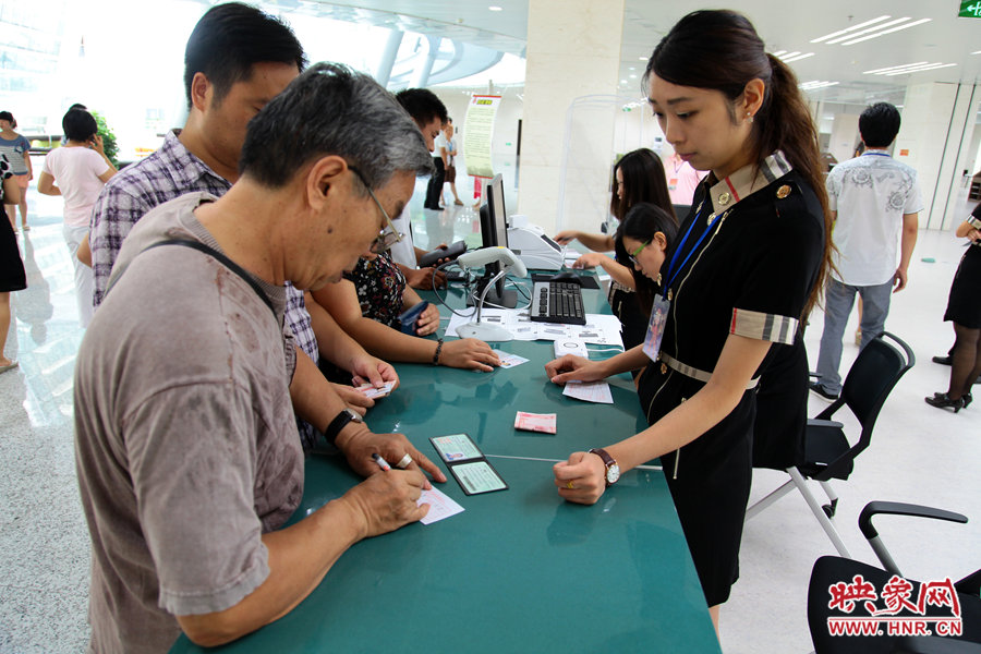 辦理借書卡很便捷，只需要身份證和一百元押金就可以。