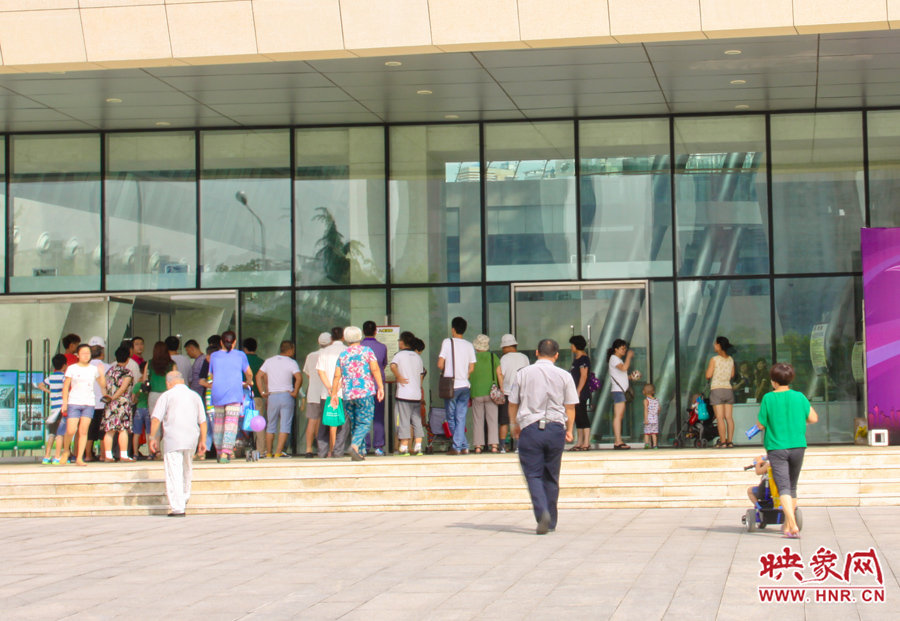 開館時間還沒到，門口已經(jīng)有不少等待的讀者