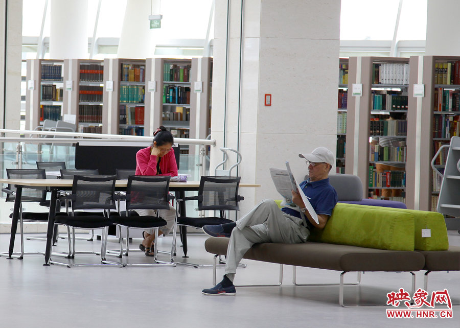 閱讀區(qū)有沙發(fā)，有桌椅，讓讀者有了更多的選擇。