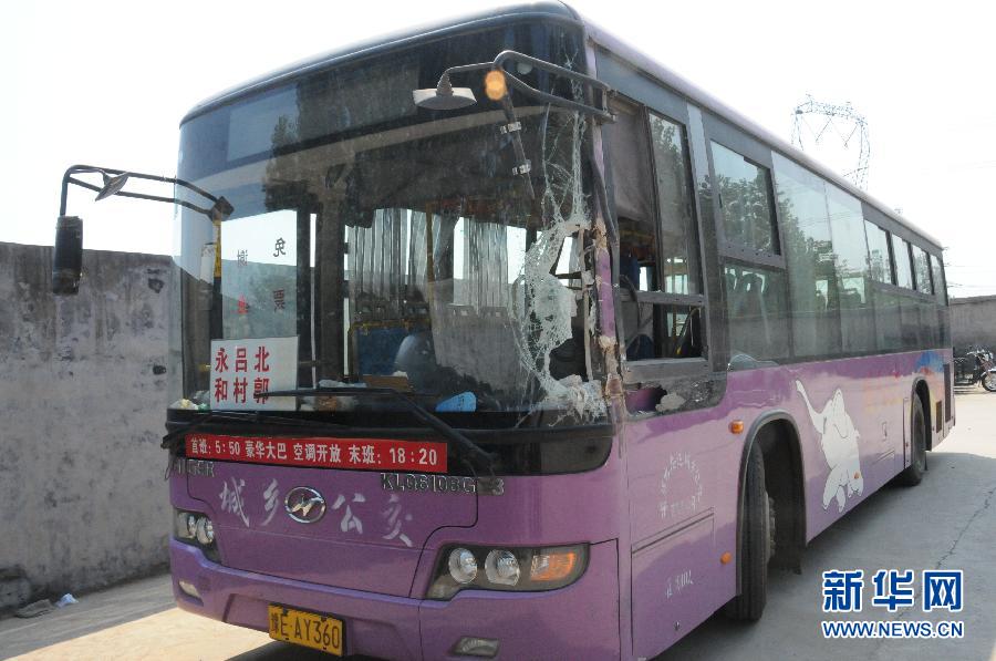 事發(fā)公交車(chē)左前方的擋風(fēng)玻璃破了一個(gè)大洞（8月20日攝）。